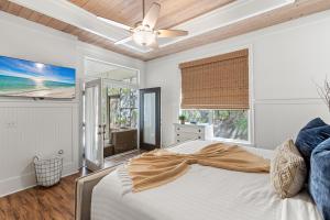 sypialnia z łóżkiem i wentylatorem sufitowym w obiekcie Camp Seabreeze w mieście Inlet Beach