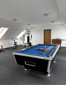 Biliár nebo kulečník v ubytování Letní Apartmány Nežárka