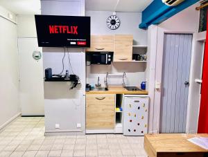 法兰西堡Belle Vue ASCENSEUR WIFI CLIM的配有水槽和微波炉的厨房