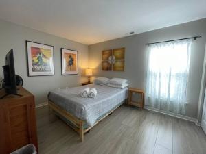 Ένα ή περισσότερα κρεβάτια σε δωμάτιο στο Chesapeake Chalet- Cozy,Close to Hard Rock and All