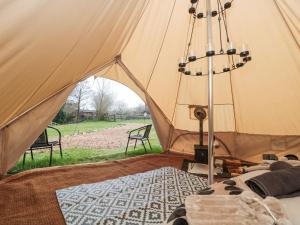 Katil atau katil-katil dalam bilik di Bell tent 4 +30 gambar
