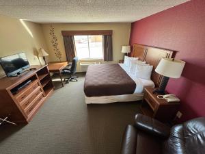 TV a/nebo společenská místnost v ubytování FairBridge Inn & Suites McAlester