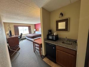 Kuchyň nebo kuchyňský kout v ubytování FairBridge Inn & Suites McAlester