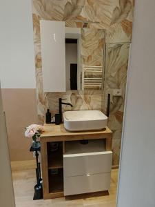 a bathroom with a sink and a mirror at La sosta 2-Casa accanto alla stazione dei treni in Modena +13 photos