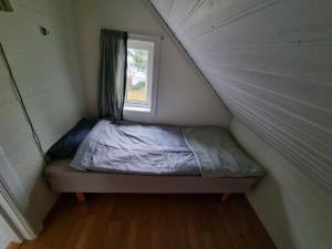 Postel nebo postele na pokoji v ubytování Leilighet Vikeland- single 2 bedrooms apartment