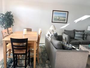 Posezení v ubytování Single Family, Bayside, Roof Top Deck, Beach Badges, Wifi, Ship Bottom Bay Side Home, Beautiful Decks To Dine On And Catch Some Rays, Only A Short,