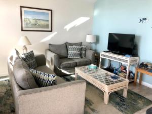 TV a/nebo společenská místnost v ubytování Single Family, Bayside, Roof Top Deck, Beach Badges, Wifi, Ship Bottom Bay Side Home, Beautiful Decks To Dine On And Catch Some Rays, Only A Short,