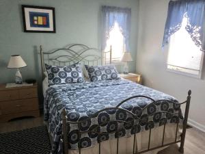 Postel nebo postele na pokoji v ubytování Single Family, Bayside, Roof Top Deck, Beach Badges, Wifi, Ship Bottom Bay Side Home, Beautiful Decks To Dine On And Catch Some Rays, Only A Short,