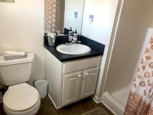 Koupelna v ubytování Single Family, Bayside, Roof Top Deck, Beach Badges, Wifi, Ship Bottom Bay Side Home, Beautiful Decks To Dine On And Catch Some Rays, Only A Short, + 13 fotografií