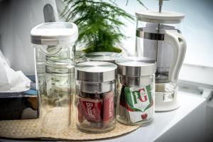 einer Arbeitsplatte mit zwei Glasgefäßen und einem Mixer in der Unterkunft Wembley Business & Pet Haven - Parking, Fully Equipped, 6x in Colindale