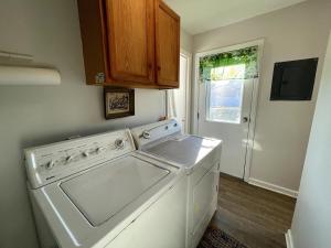 Il comprend une cuisine équipée d'un lave-linge et d'un sèche-linge. dans l'établissement Blue Betty- 3 BDRM Mid-Century Charmer Near Beach, à Brigantine 20 autres photos