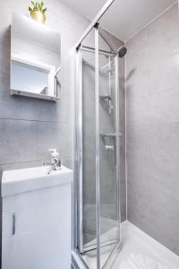 ein Badezimmer mit Dusche, Waschbecken und Toilette in der Unterkunft Wembley Business & Pet Haven - Parking, Fully Equipped, 6x in Colindale + 9 Fotos