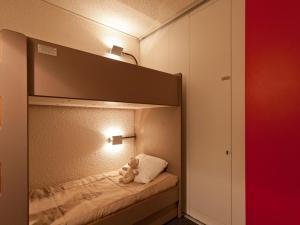 misia siedzącego na łóżku piętrowym w obiekcie Studio cosy · Ski aux pieds · Balcon sud · Proche commerces et services - FR-1-346-338 w mieście Arc 1800
