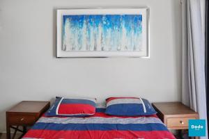 a bedroom with a bed and a painting on the wall at Residencial a 5 min. de plaza comercial in Mazatlán