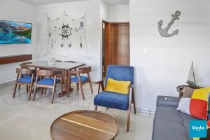 a living room with a dining room table and chairs at Residencial a 5 min. de plaza comercial in Mazatlán