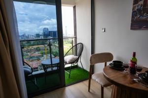 Μπαλκόνι ή βεράντα στο Westlands Luxe, Rooftop Pool, Gym, 13th Floor Views