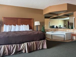 Postel nebo postele na pokoji v ubytování FairBridge Inn & Suites McAlester