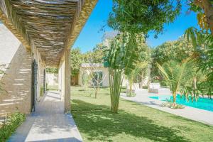 an external view of a house with a swimming pool at Oasis de sérénité in Ngaring