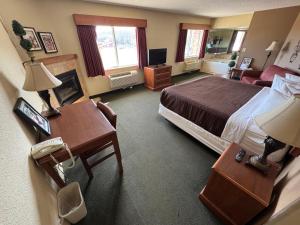 TV a/nebo společenská místnost v ubytování FairBridge Inn & Suites McAlester