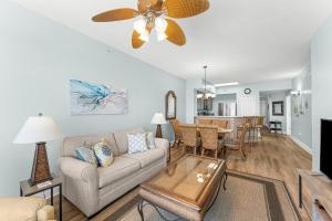 un soggiorno con un divano e un tavolo di Celadon #0808 a Panama City Beach