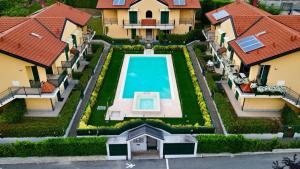 een luchtfoto van een huis met een zwembad bij Bellagio Wave Apartment in Bellagio