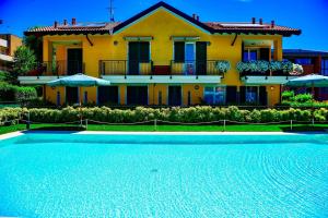 een huis met een zwembad voor een huis bij Bellagio Wave Apartment in Bellagio