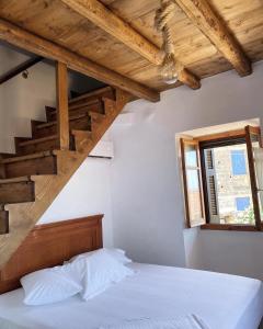 Postel nebo postele na pokoji v ubytování Pyrgos Fassea Kardamyli Towerhouse