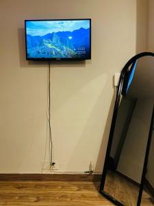 TV a/nebo společenská místnost v ubytování Comfy Nest
