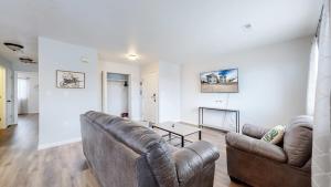 Χώρος καθιστικού στο Convenient two bedroom near DIA