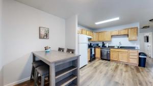 Η κουζίνα ή μικρή κουζίνα στο Convenient two bedroom near DIA +19 φωτογραφίες