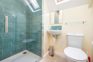 ein Badezimmer mit Toilette und Waschbecken in der Unterkunft Pwll Cottage in Carmarthen + 32 Fotos