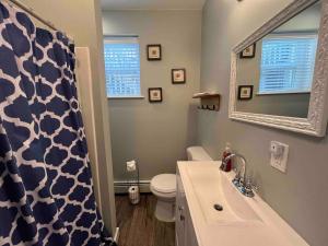 ein Badezimmer mit Toilette, Waschbecken und Spiegel in der Unterkunft Blue Anchor Estate-BEACH BLOCK in the Orange Loop in Atlantic City + 47 Fotos