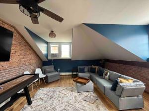 ein Wohnzimmer mit einer Couch und einer Ziegelwand in der Unterkunft Blue Anchor Estate-BEACH BLOCK in the Orange Loop in Atlantic City