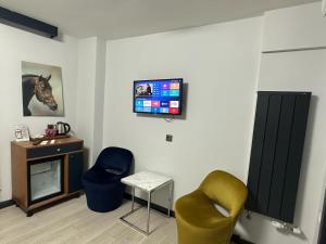TV a/nebo společenská místnost v ubytování VAMA TAKSİM Hotel
