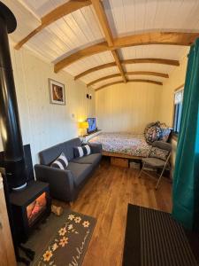 a living room with a couch and a bed at Dark Skies den in Fryup