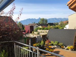 a view from the balcony of a house with flowers at Grosse Ferienwohnung ideal für Gruppen, nähe Thun und Interlaken in Steffisburg