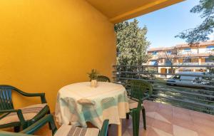 uma mesa e cadeiras num pátio com vista para um edifício em Cozy Apartment In Sveti Filip I Jakov em Sveti Filip i Jakov