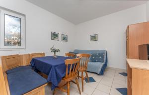 Uma área de estar em Cozy Apartment In Sveti Filip I Jakov