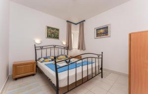 Uma cama ou camas num quarto em Cozy Apartment In Sveti Filip I Jakov