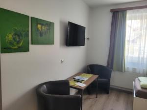 Televízia a/alebo spoločenská miestnosť v ubytovaní Gasthof Schauer