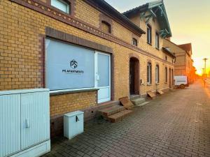 a brick building with a window with a sign on it at PS Apartments Freienhufen in Großräschen