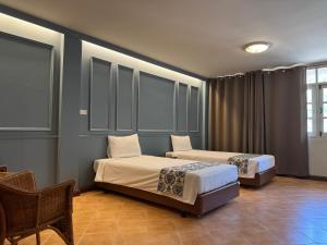 Sun Hotel客房内的一张或多张床位