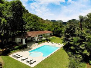 an aerial view of a house with a swimming pool at Lofts Marambaia in Petrópolis