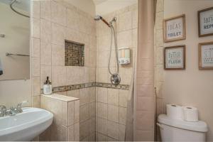 Un baño con ducha, inodoro y lavabo. en Large 2 story home with fenced back yard, en Indianápolis 54 fotos más