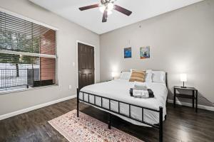 Katil atau katil-katil dalam bilik di Stay 2BR 2BA Pool Access +26 gambar