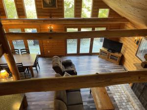 TV a/nebo společenská místnost v ubytování TB-19 Thunder Bay Resort Cabin 19
