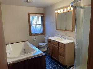 Koupelna v ubytování TB-19 Thunder Bay Resort Cabin 19 + 17 fotografií