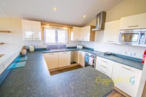 Кухня или мини-кухня в MP720 Lodge - Camber Sands
