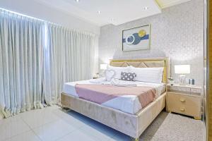 サントドミンゴにあるElegant Centric Apt Near allのベッドルーム1室(カーテン付きのベッド1台、シンク付) +54枚の写真