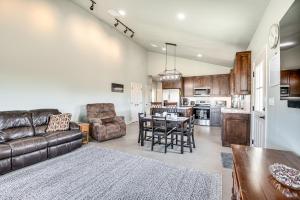 Dapur atau dapur kecil di Family-Friendly Apt with Lake Views in Ponca City!